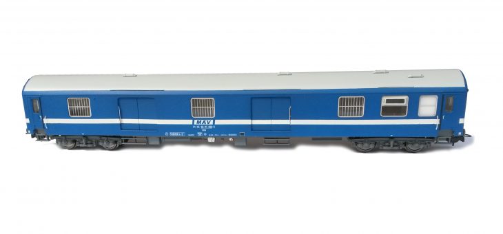 The original, indigo blue livery MÁV luggage coaches are available from the webshop in H0 scale!